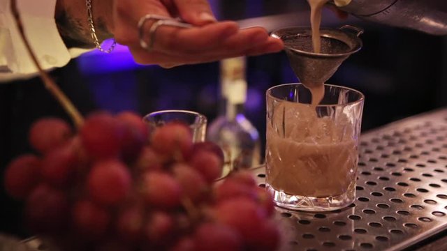 Preparaci&oacute;n de Cocktail en Barra de Bar