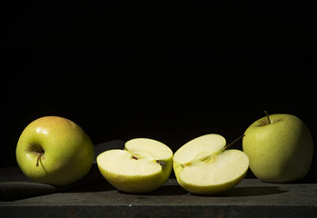 mele tagliate su fondo nero