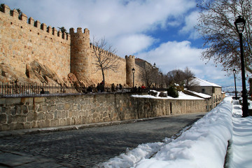 Paisaje nevado invernal de la muralla norte de la ciudad de Ávila, España.