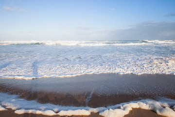 Obraz premium Extreme wide-angle scenic at Pensacola Beach in Florida. Seagulls, breakers, blue skies, emerald waters