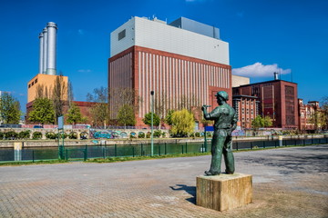 uferpromenade mit altem kraftwerk am landwehrkanal in berlin charlottenburg, deutschland