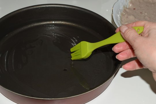 greasing the baking dish with oil