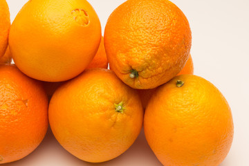 Naranjas maduras preparadas para ser consumidad; fruta cítrica