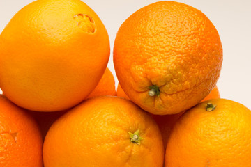 Naranjas maduras, fruta de invierno, llena de vitaminas C, de la naranja se extrae un rico zumo, dulce con un toque ácido