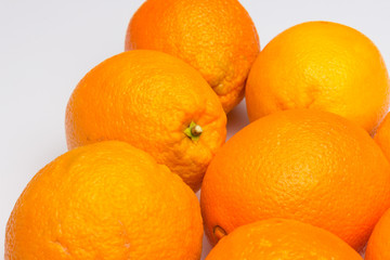 Naranjas fruta cítrica de sabor dulce con un ligero toque ácido, rica en vitamina C