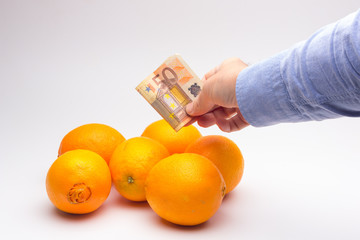 Fruta e inversión, el coste de los productos de primera necesidad; el coste de las cosechas; los...