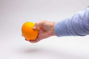 Naranja fruta cítrica en la mano de una persona