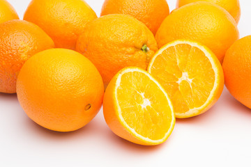 Naranjas con la piel de color naranja, naranjas maduras, druta de invierno, dulce y llena de vitaminas