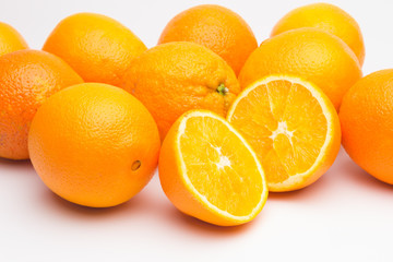 Naranjas con la piel de color naranja, naranjas maduras, druta de invierno, dulce y llena de vitaminas