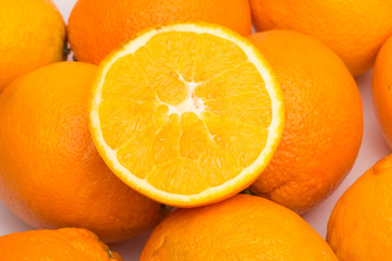 Naranjas con la piel de color naranja, naranjas maduras, druta de invierno, dulce y llena de...
