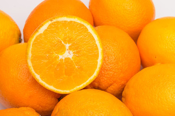 Naranjas con la piel de color naranja, naranjas maduras, druta de invierno, dulce y llena de vitaminas