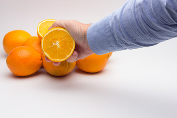Media naranja en la mano de una persona adulta