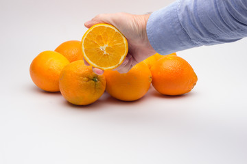 Naranjas con la piel de color naranja, naranjas maduras, druta de invierno, dulce y llena de...