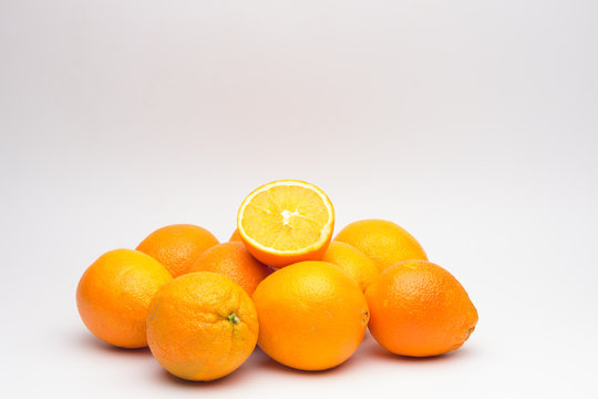 Naranjas con la piel de color naranja, naranjas maduras, druta de invierno, dulce y llena de vitaminas © Jorge