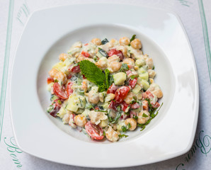 Chickpeas salad with vegetables