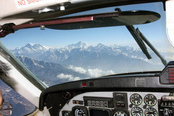 Uitzicht op de Mount Everest en Lhotse vanuit de cockpit van het vliegtuig