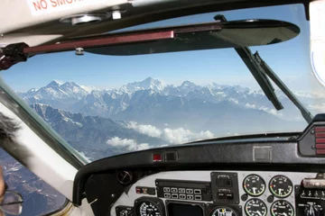 Deurstickers Lhotse Uitzicht op de Mount Everest en Lhotse vanuit de cockpit van het vliegtuig