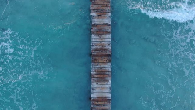 muelle de madera en una playa de mallorca concepto de avanzar y superacion 