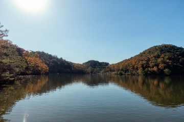 Fototapeta na wymiar 京都、宝ヶ池と山の自然風景