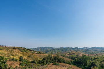 Naklejka premium beautiful blue sky high peak mountains mist fog wildlife green forest at Khao Koh Phu Tub Berk Phetchabun Thailand guiding idea long weekend for backpacker camping campfire relaxing hiking 