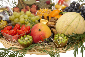 Presentation of a selection of fruits in a wicker basket
