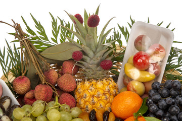 Presentation of a selection of fruits in a wicker basket