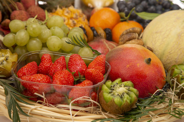Naklejka na ściany i meble Presentation of a selection of fruits in a wicker basket