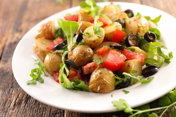 roasted potato salad with tomato, olive and lettuce
