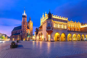 Fototapeta na wymiar Medieval Main market square with Basilica of Saint Mary and Cloth Hall in Old Town of Krakow at sunrise, Poland