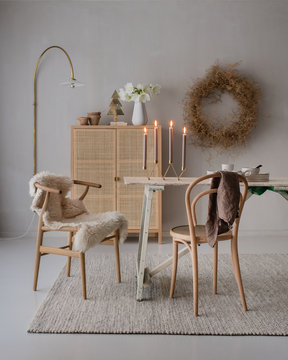 Weihnachtlich dekorierter Raum im skandinavischen Stil