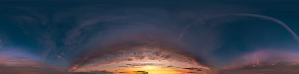 Tuinposter Naadloos hdri-panorama 360 graden hoekweergave van donkerblauwe lucht voor zonsondergang met prachtige geweldige wolken met zenit voor gebruik in 3D-graphics of game-ontwikkeling als skydome of bewerk drone-opname © hiv360