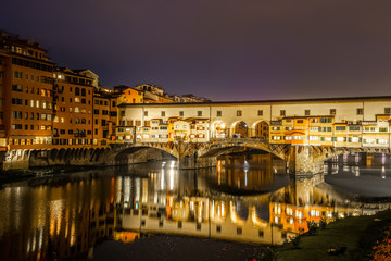 Fototapeta na wymiar Ponte Vecchio over Arno river at night in Florence