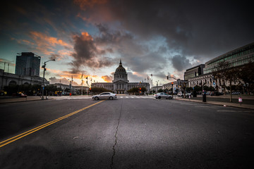Obraz premium San Francisco City Hall under a dramatic sky at sunset