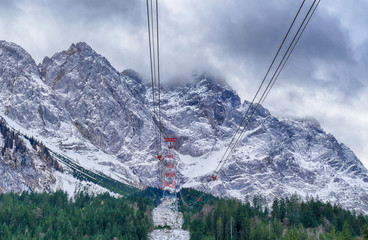 Seilbahn zur Zugspitze in Bayern, vom Boden aus gesehen