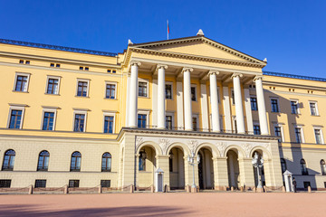 Fototapeta na wymiar Majestic facade of The Royal Palace in Oslo, Norway