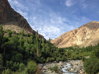 インド最北ラダックからパキスタン国境までの道、カルドンラ峠とヌブラ渓谷をバイクで走った時の風景