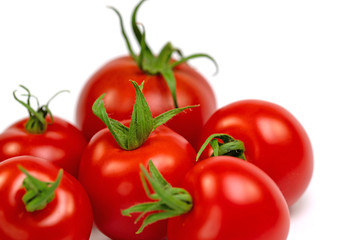 Rote Tomaten vor weißem Hintergrund