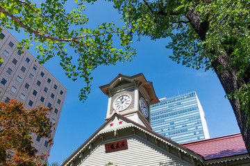 青空と時計台 / 北海道札幌市の観光イメージ
