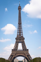 Tour Eiffel avec des nuages