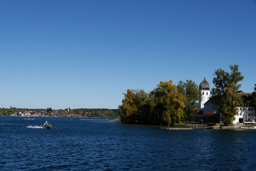 Blick zur Fraueninsel im Chiemsee im Hintergrund die Gemeinde Gstadt