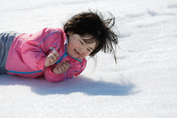 雪遊びをする子供