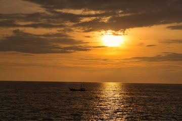 Naklejka na ściany i meble Sonnenuntergang am Surin Beach auf Phuket