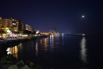 Obraz premium city by the beach at night