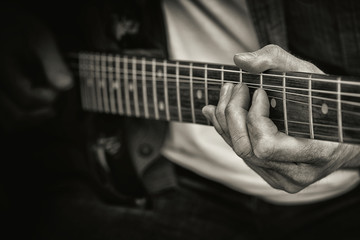 Gitarrist in Schwarzweiß