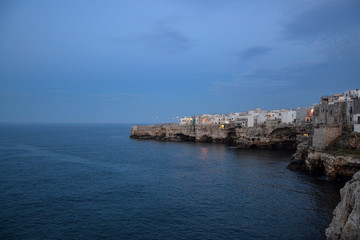 Fototapeta na wymiar vista panoramica della scogliera sul mare