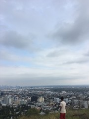 Fototapeta premium Kid over looking city