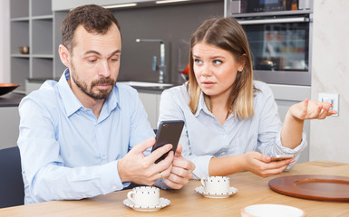 Discontented couple with phones