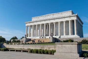 Fototapeta premium Lincoln Memorial in Washington D.C. with people on steps