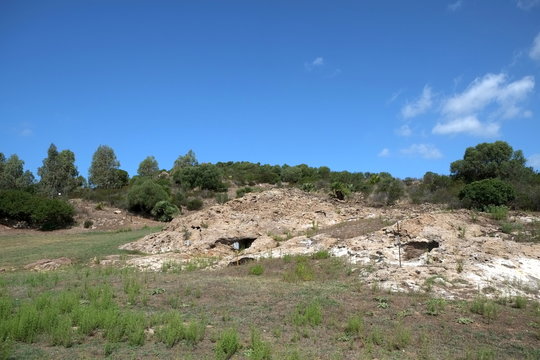 Necropoli is loccis santus sardegna domus de janas san giovanni suergiu