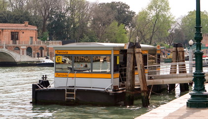 Fototapeta na wymiar The Springtime. Venice. We Wait the motorboat. Silence
